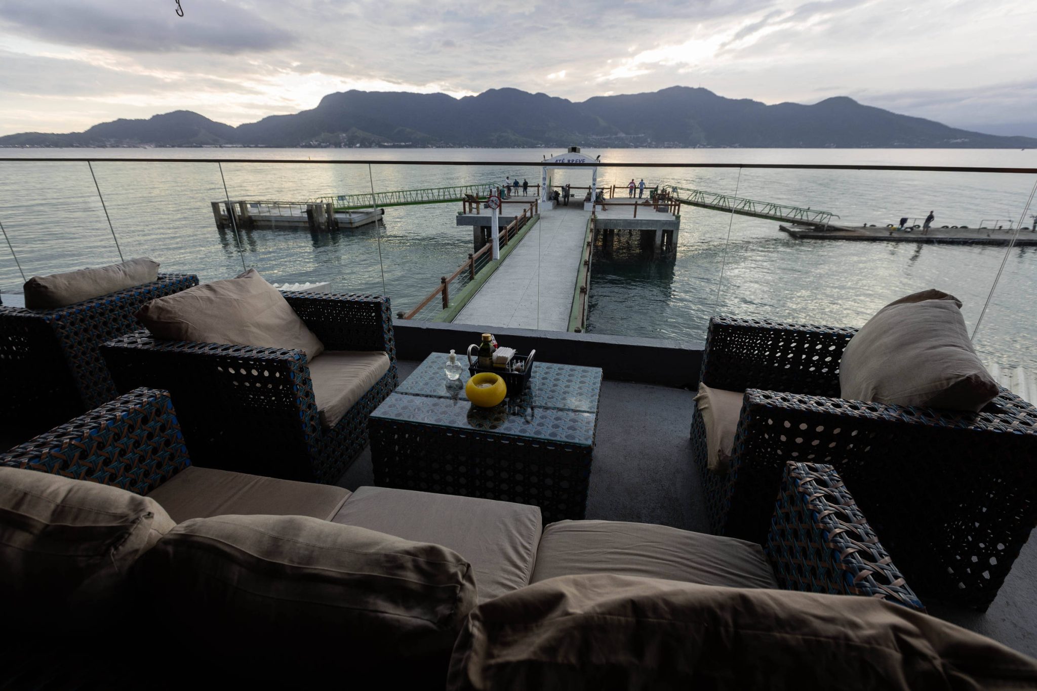 no-pier,-makai-serve-comida-japonesa-e-praiana-com-vista-para-o-mar-em-ilhabela