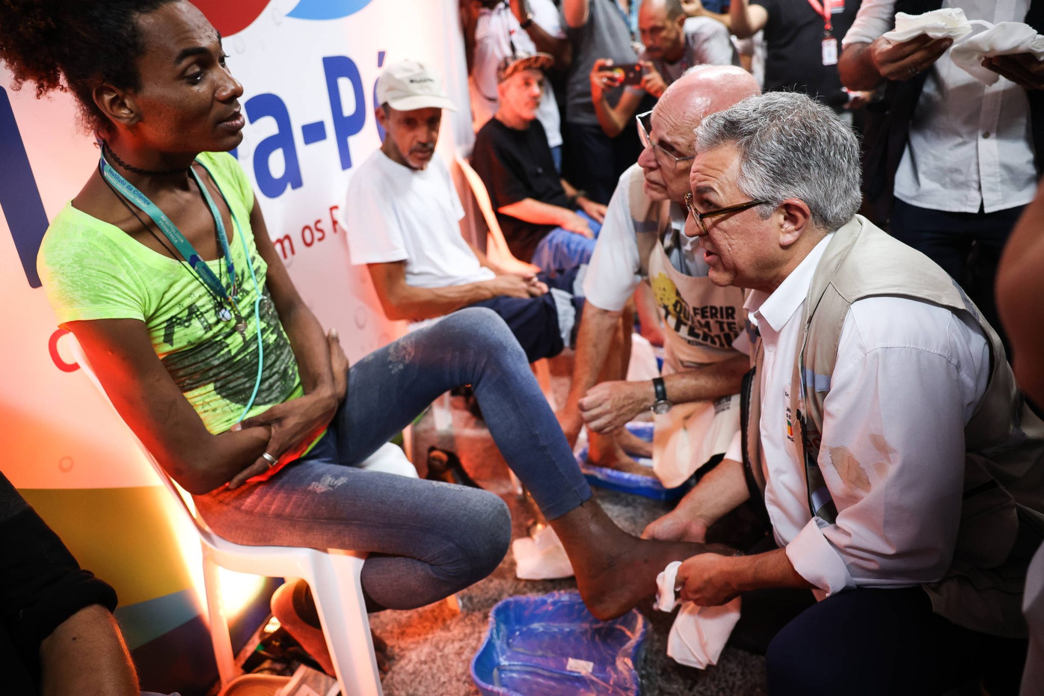 padilha-lava-pes-de-moradores-de-rua-ao-lado-de-padre-julio-na-vespera-da-sexta-feira-santa