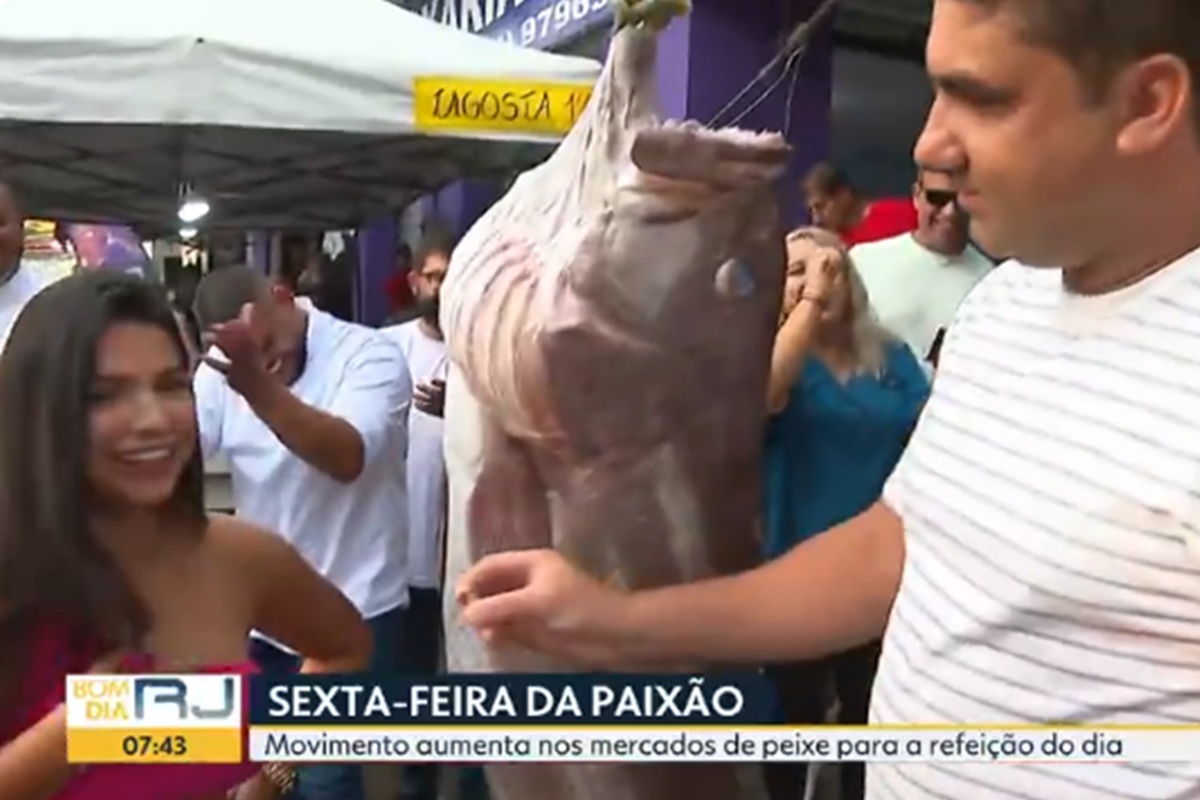 homem-tira-aliancas-da-boca-de-peixe-e-pede-noiva-em-casamento-ao-vivo