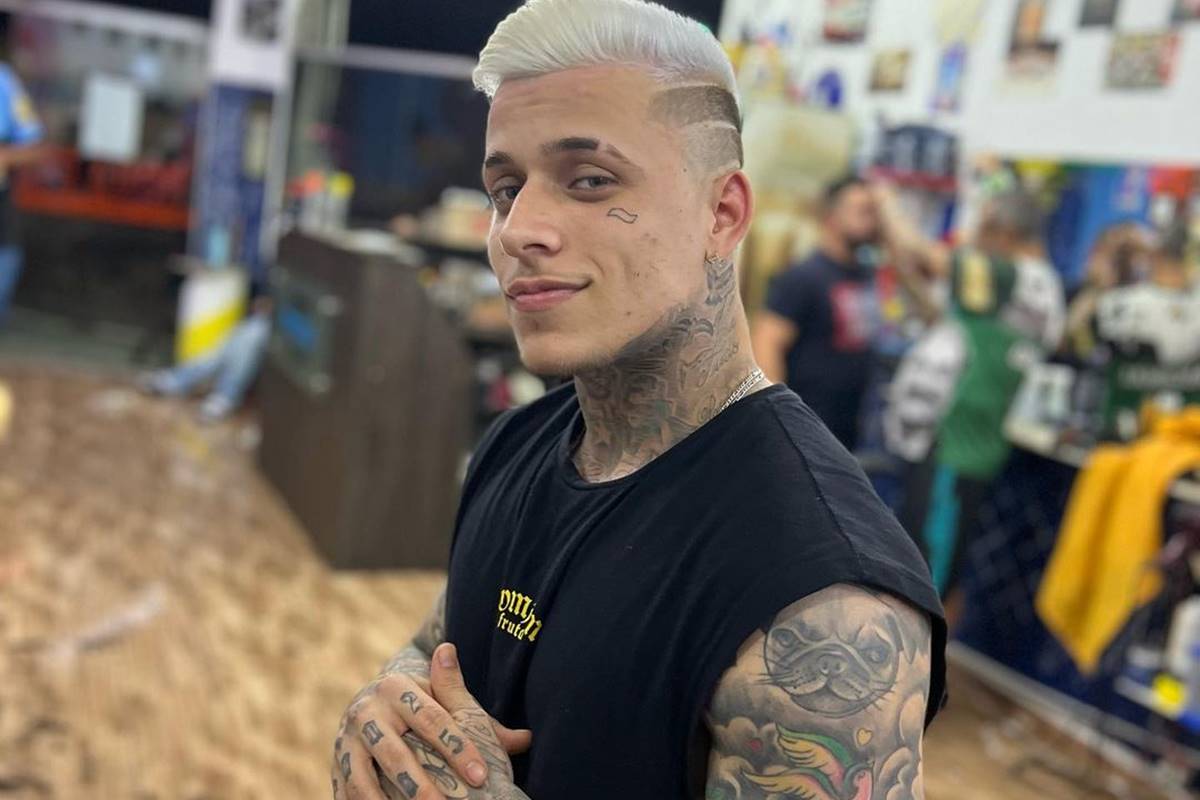 video:-mc-pedrinho-faz-tatuagem-com-anestesia-e-canta-para-evitar-sono