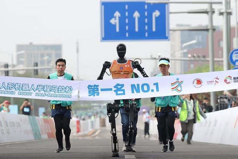 primeira-meia-maratona-do-mundo-com-robos-humanoides-e-realizada-em-pequim