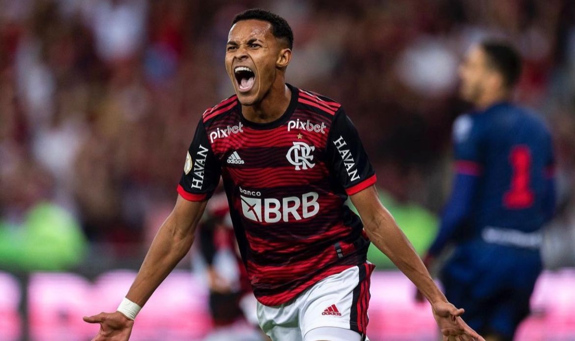 ex-flamengo-se-declara-para-modelo-gravida-de-sua-1a-filha