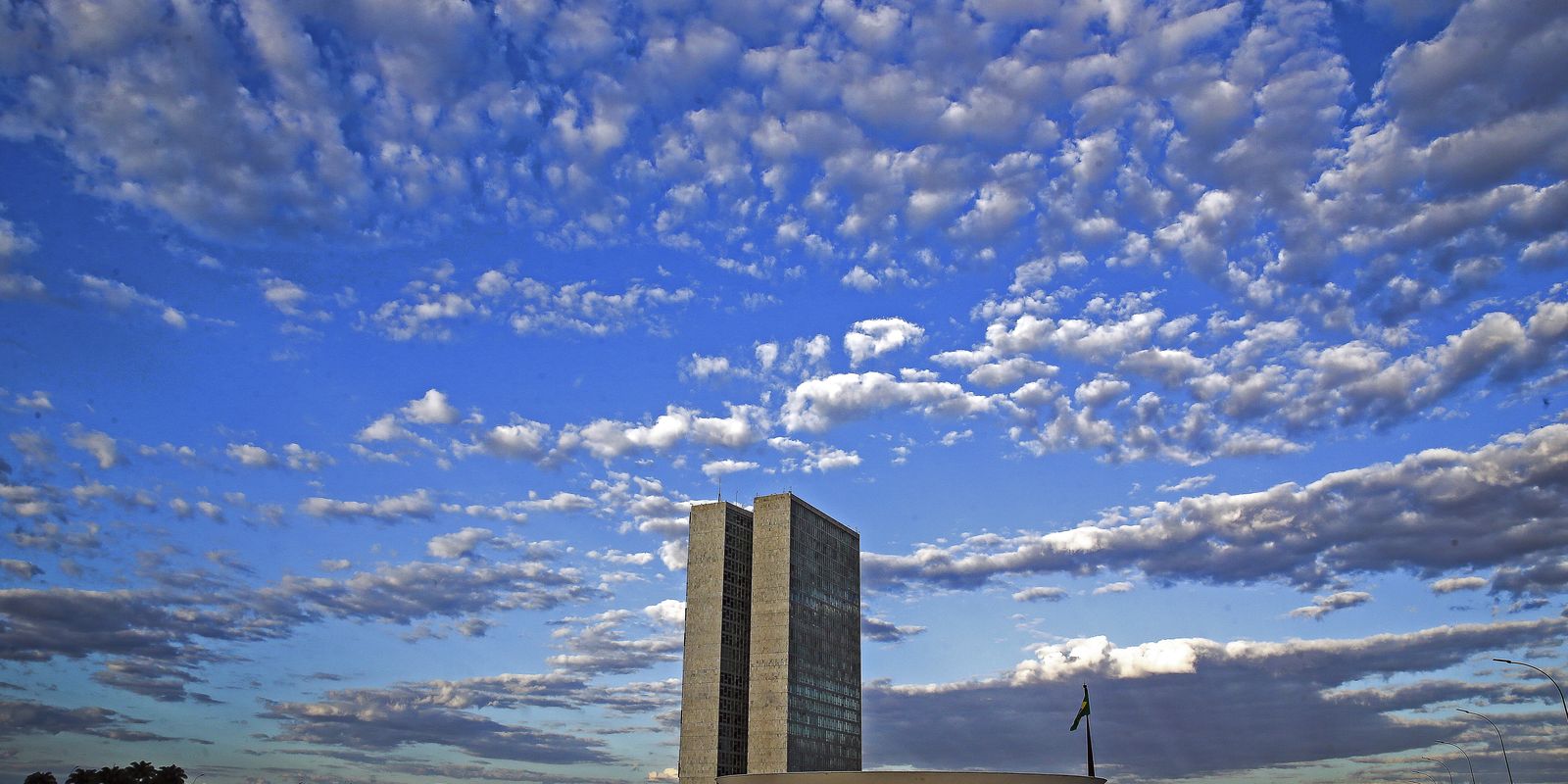 projeto-pode-permitir-que-parlamentar-acumule-aposentadoria-e-salario