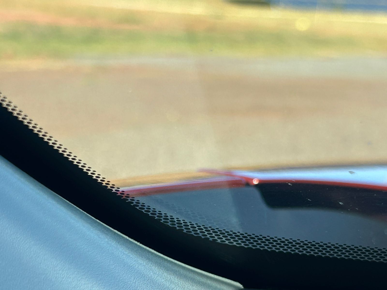 pontos-pretos-e-faixas-no-para-brisa:-o-que-sao-e-para-que-servem