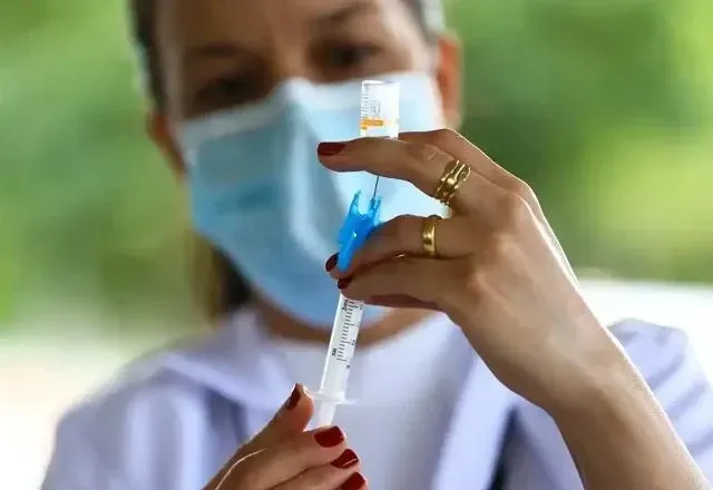 vacina-contra-gripe-aviaria:-anvisa-aprova-inicio-de-testes-em-humanos
