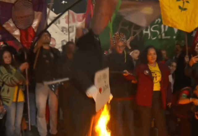 manifestantes-ateiam-fogo-a-boneco-de-donald-trump-durante-protesto-na-av.-paulista