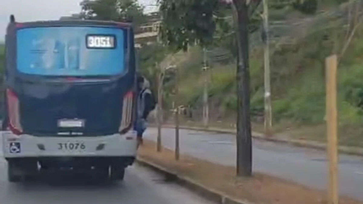 dupla-e-flagrada-pegando-rabeira-e-fumando-maconha-em-onibus;-veja