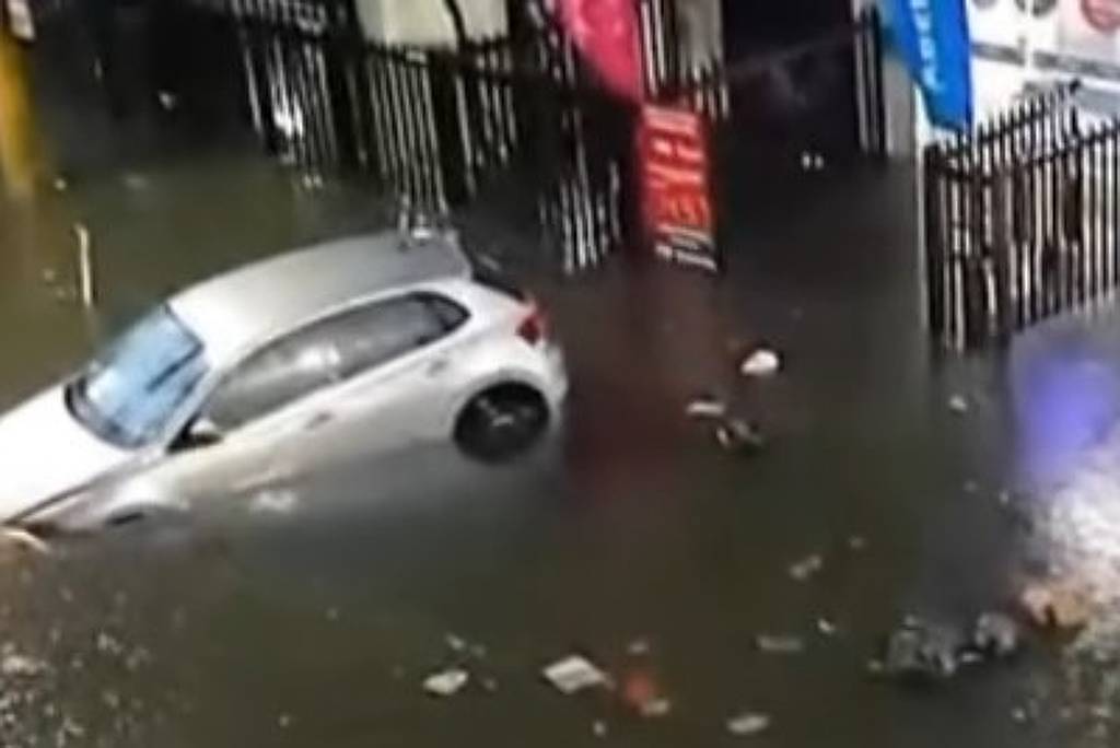 forte-chuva-causa-alagamentos-em-santos-(sp)-e-prefeitura-pede-que-moradores-evitem-sair-de-casa