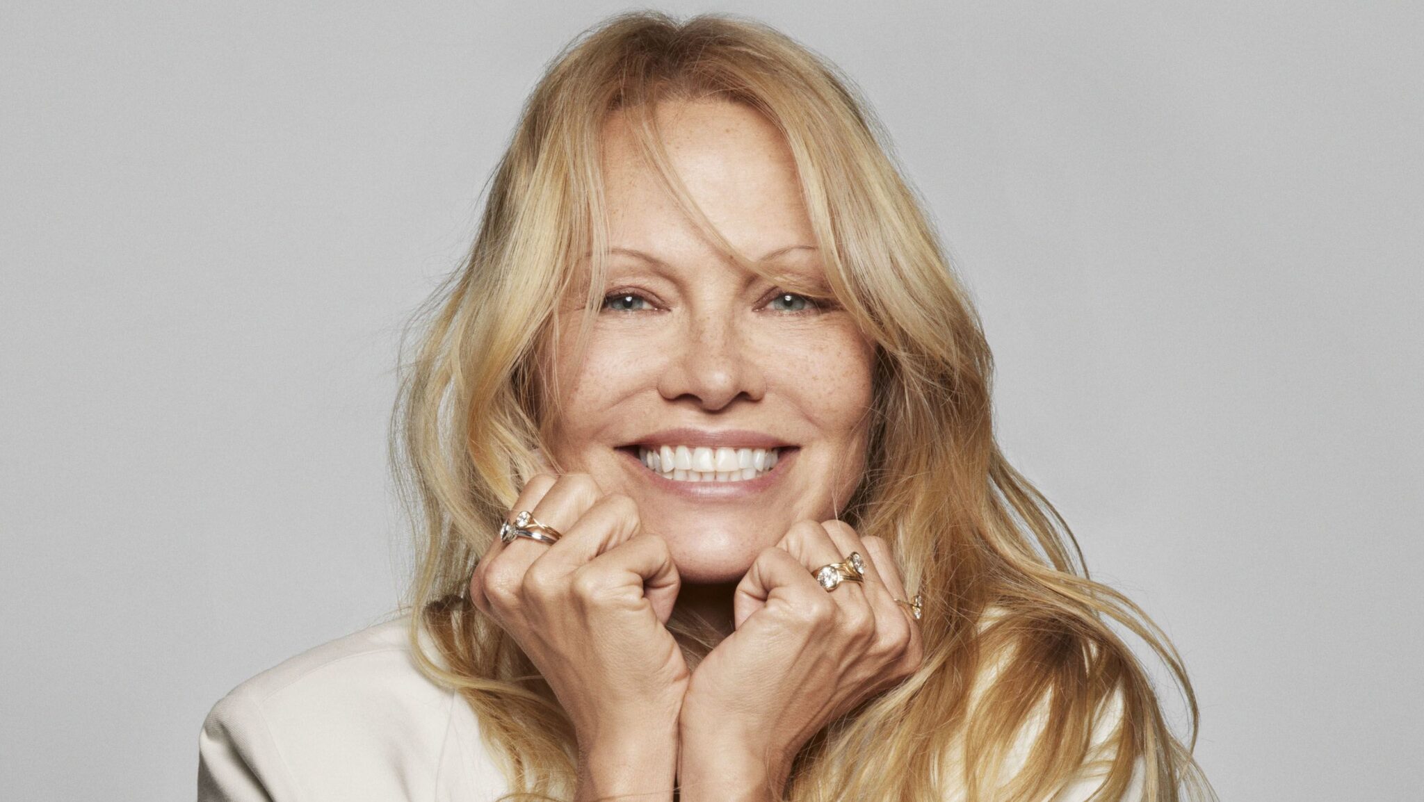 pamela-anderson-revela-tatica-para-relacao-saudavel-com-as-redes-sociais