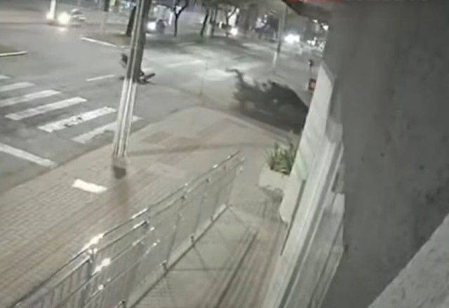 video:-motociclista-e-carregado-por-6km-apos-cair-em-cacamba-de-picape-em-acidente