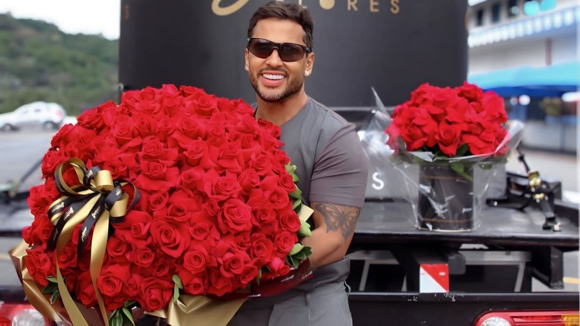 solteiro,-lucas-guimaraes-ganha-buque-de-rosas-gigante-e-mostra-cartao