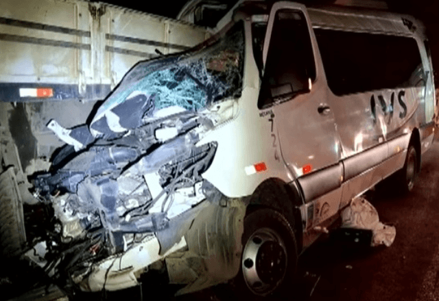 acidente-com-van-de-estudantes-deixa-1-morto-e-14-feridos-no-rs