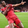 Liverpool: Slot vê Alexander Isak como solução após grave lesão de Ekitike