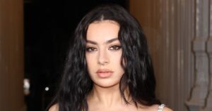 charli-xcx-diz-que-pretende-usar-seu-vestido-de-noiva-muitas-vezes