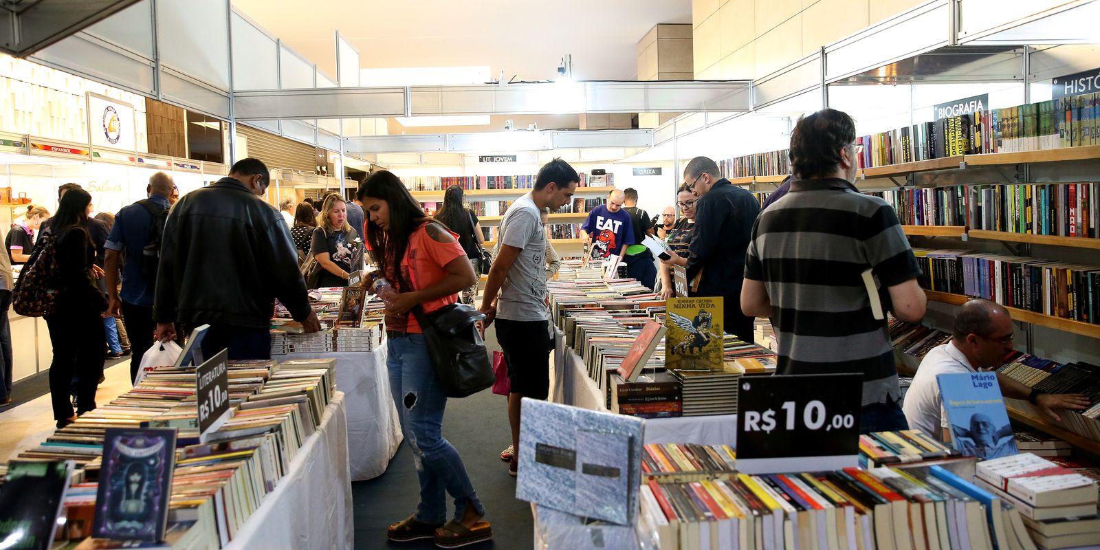 cresce-numero-de-consumidores-de-livros-em-2025-no-brasil