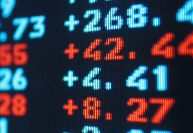 ibovespa-dispara-e-dolar-volta-a-r$-5,00
