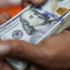 Dólar fecha em alta a R$ 5,02, mas cai 0,78% na semana