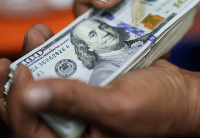 dolar-fecha-em-alta-a-r$-5,02,-mas-cai-0,78%-na-semana