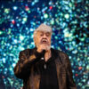 Sidney Magal distribui rosas a fãs vestidas de cigana em show na Virada Cultural