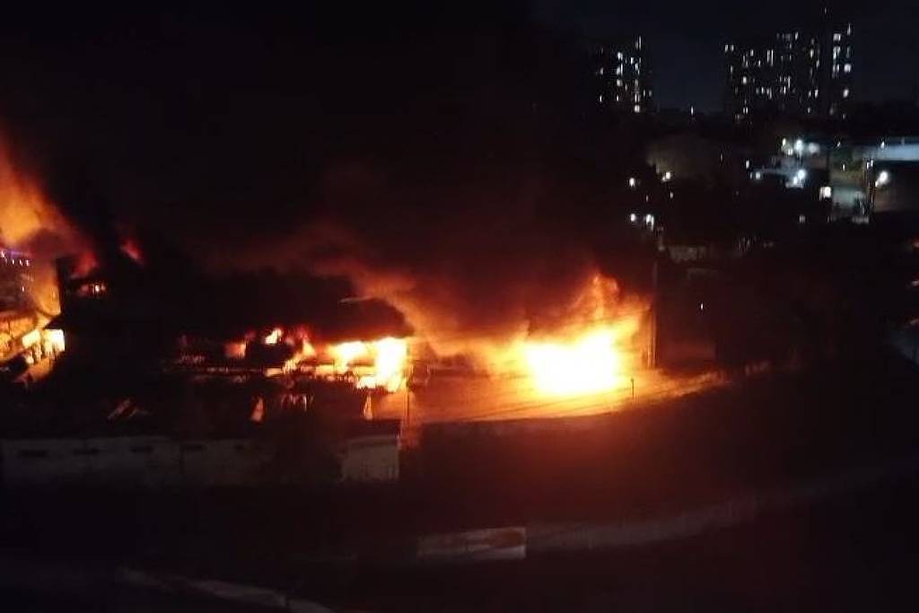 bombeiros-combatem-incendio-em-empresa-proxima-a-fernao-dias,-em-guarulhos-(sp)