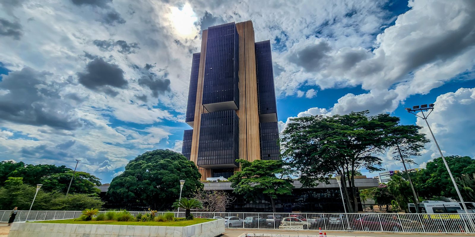 pec-no-senado-facilita-cooptacao-do-banco-central,-dizem-economistas