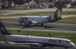 falta-de-equipamento-deixa-deficientes-e-idosos-presos-por-mais-de-1-hora-em-avioes-em-congonhas