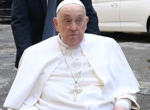 ator-chama-vice-presidente-dos-eua-de-“assassino-de-papas”-e-web-reage