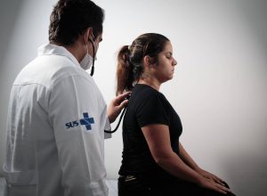 brasil-atinge-meta-de-medicos-em-atencao-primaria,-mas-rotatividade-e-alta-em-locais-mais-pobres