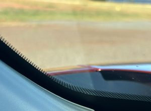 pontos-pretos-e-faixas-no-para-brisa:-o-que-sao-e-para-que-servem