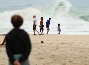 temperatura-cai-no-rio,-com-ventania-e-mar-de-ressaca