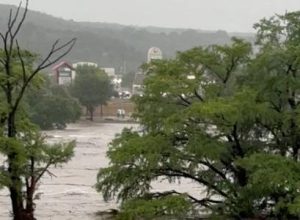 rio-no-texas-sobe-7-metros-em-4-horas,-alaga-cidades-e-causa-mortes