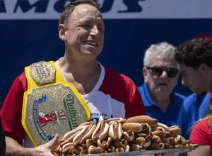 homem-come-70-cachorros-quentes-em-10-minutos;-quais-sao-os-riscos?