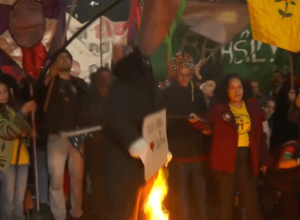 manifestantes-ateiam-fogo-a-boneco-de-donald-trump-durante-protesto-na-av.-paulista