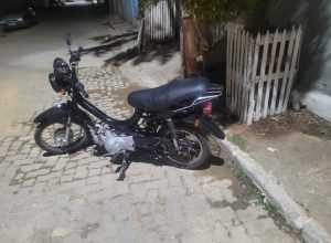 adolescente-rouba-celular,-tira-foto-com-aparelho-e-e-localizado-pela-pm