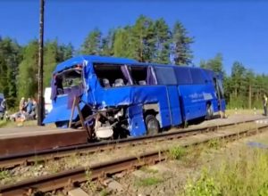onibus-e-atingido-por-trem-na-russia-e-ao-menos-uma-pessoa-morre-na-colisao