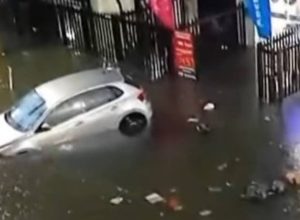 forte-chuva-causa-alagamentos-em-santos-(sp)-e-prefeitura-pede-que-moradores-evitem-sair-de-casa