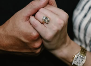 alianca-de-noivado-de-taylor-swift-e-travis-kelce-e-avaliada-em-us$-5-milhoes