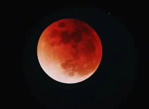 eclipse-lunar-total,-conhecido-como-“lua-de-sangue”,-ocorreu-neste-domingo-(7)