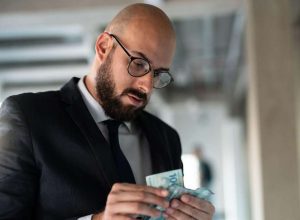 super-ricos-pagam-menos-imposto-de-renda-que-classe-media-desde-2009,-revela-estudo-inedito