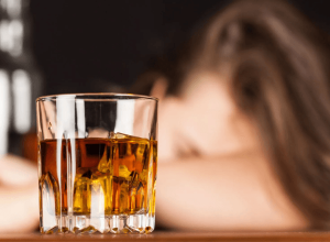 pf-investiga-fabrica-suspeita-de-produzir-bebidas-adulteradas-com-metanol-em-sc