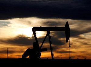 petroleo-fecha-em-queda,-mas-sobe-na-semana-com-sancoes-dos-eua