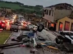 video:-tornado-causa-destruicao-e-deixa-5-mortos-e-130-feridos-em-rio-bonito-do-iguacu,-no-parana