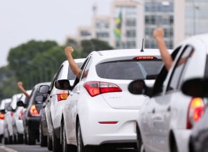 motoristas-de-aplicativo-cairam-no-“conto-do-vigario”,-diz-sakamoto