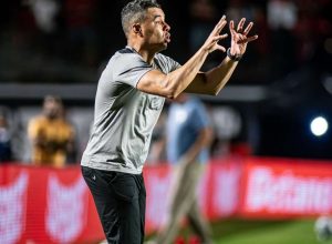 vitoria-anuncia-permanencia-de-lateral-para-2026