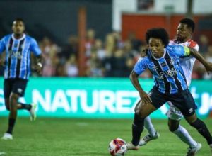 na-estreia-de-weverton,-gremio-bate-guarany-de-bage-e-avanca-as-quartas-do-gauchao