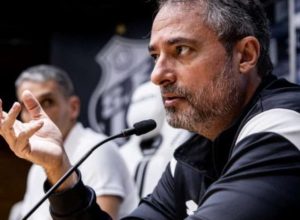 mattos-se-irrita-por-questionamento-em-coletiva-do-santos-e-discute-com-jornalista