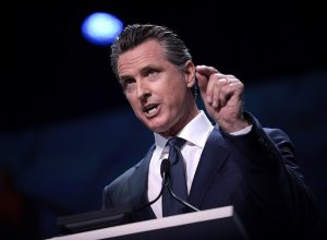 newsom-acusa-tiktok-de-censurar-criticas-a-trump-e-abre-investigacao-na-california