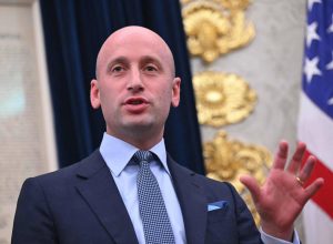 assessor-de-trump-diz-que-agentes-podem-ter-violado-‘protocolo’-em-minneapolis