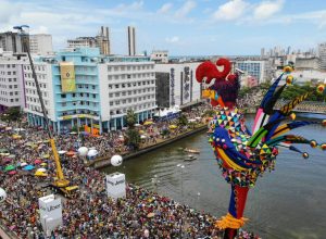 galo-da-madrugada:-icone-do-carnaval-de-recife-que-ecoa-por-todo-o-brasil