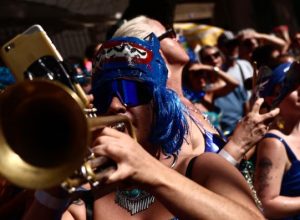 bloco-da-pabllo,-vou-de-taxi-e-charanga-do-franca-agitam-a-capital-nesta-segunda-de-carnaval